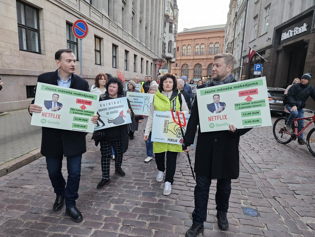 Gājienā protestē pret pensiju 2. līmeņa izmaiņām