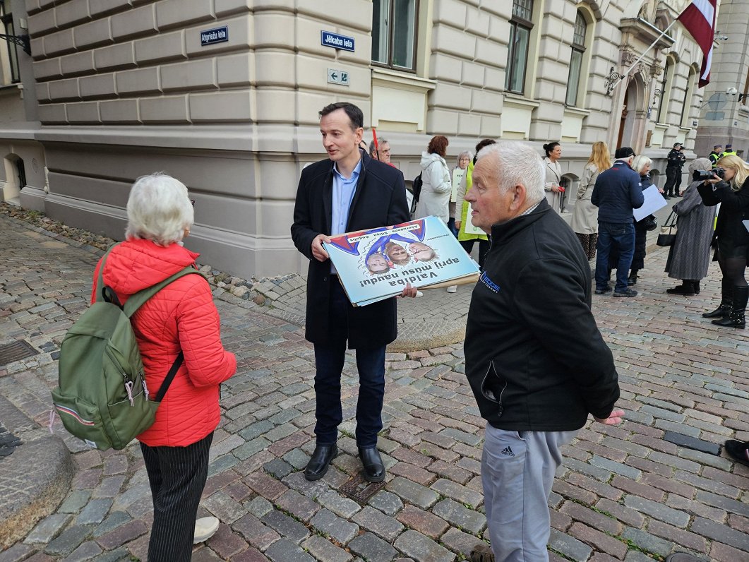 Gājienā protestē pret pensiju 2. līmeņa izmaiņām