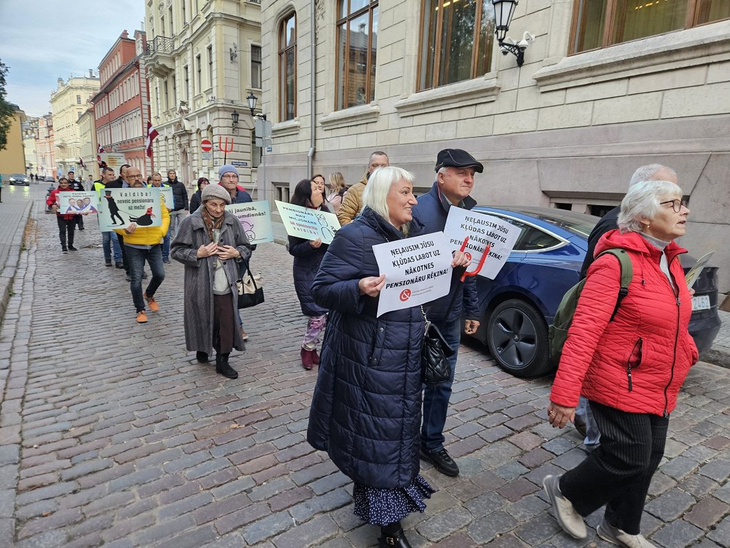 Gājienā protestē pret pensiju 2. līmeņa izmaiņām