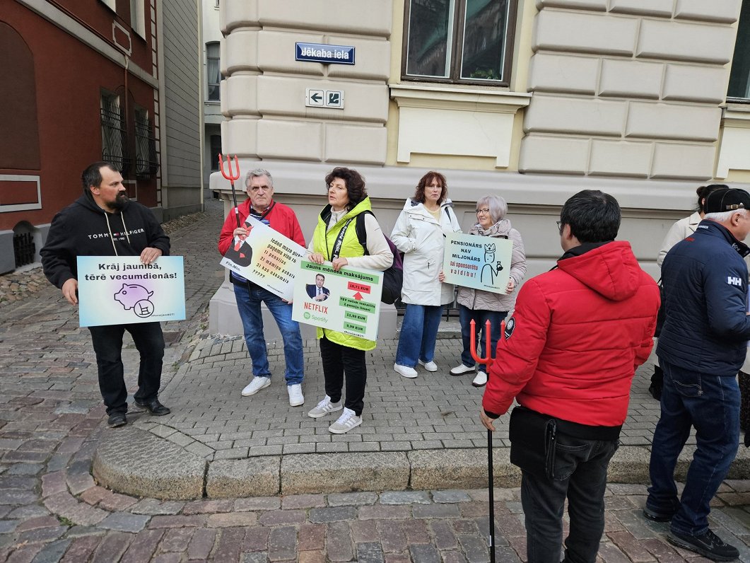 Gājienā protestē pret pensiju 2. līmeņa izmaiņām