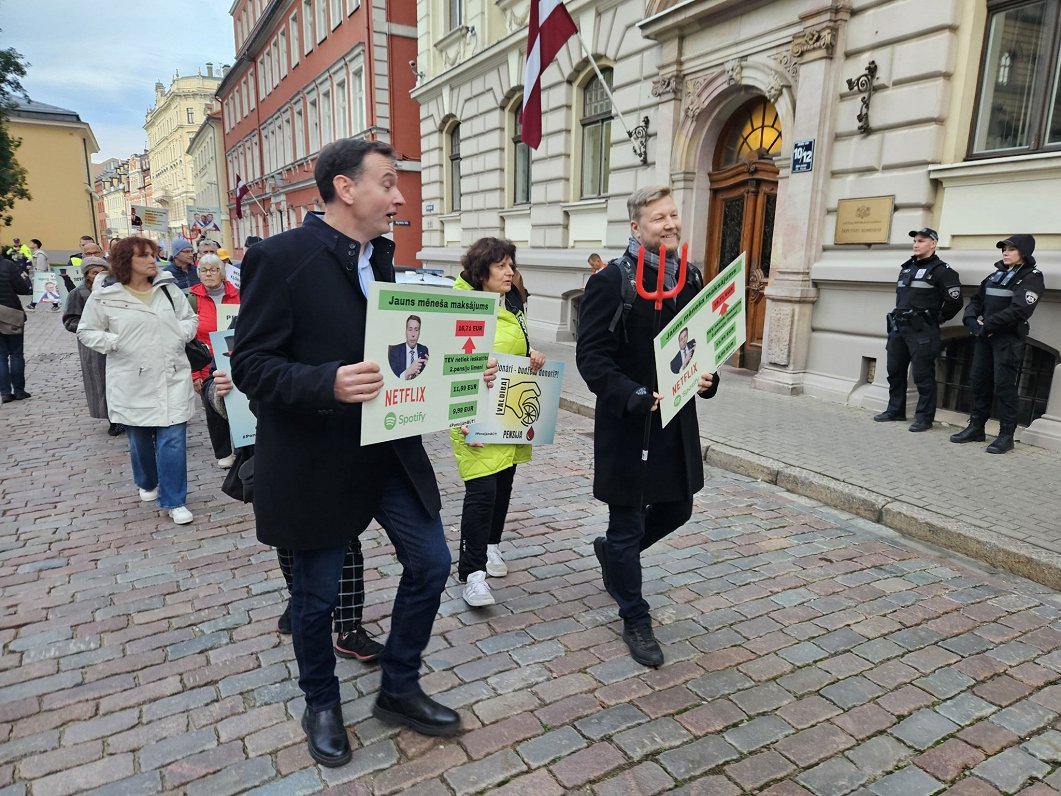 Gājienā protestē pret pensiju 2. līmeņa izmaiņām