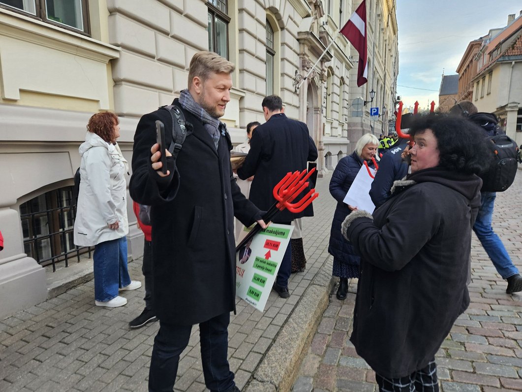 Gājienā protestē pret pensiju 2. līmeņa izmaiņām