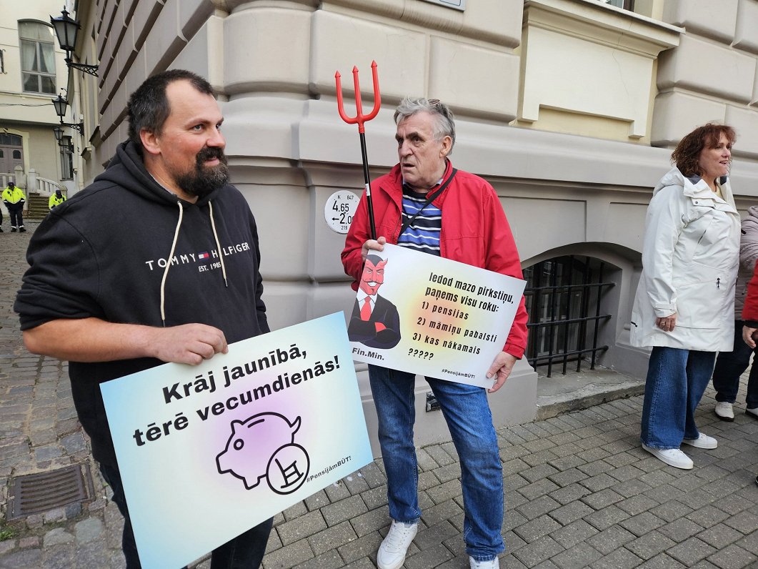 Gājienā protestē pret pensiju 2. līmeņa izmaiņām