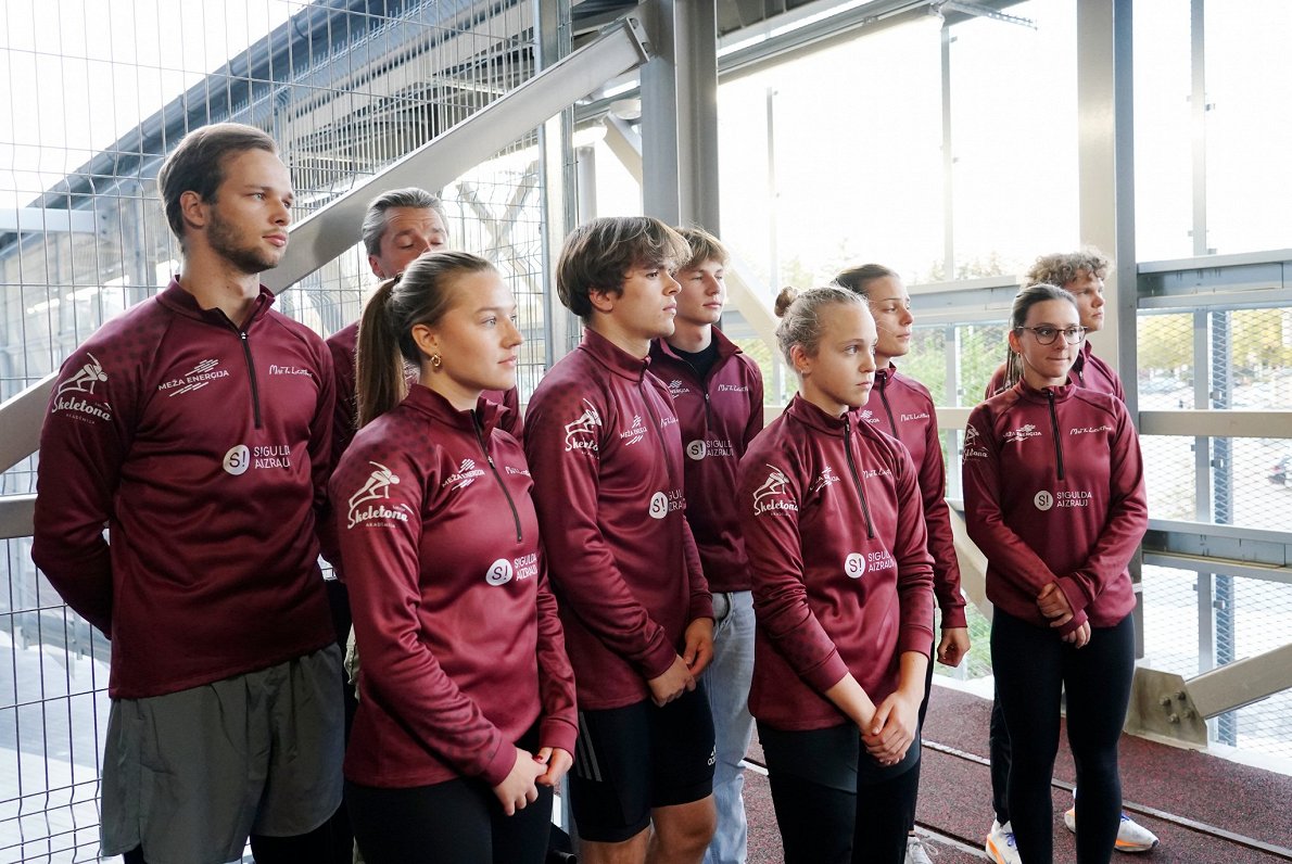 Latvijas skeletonisti starta estakādes atklāšanā Daugavas stadiona vieglatlētikas manēžā