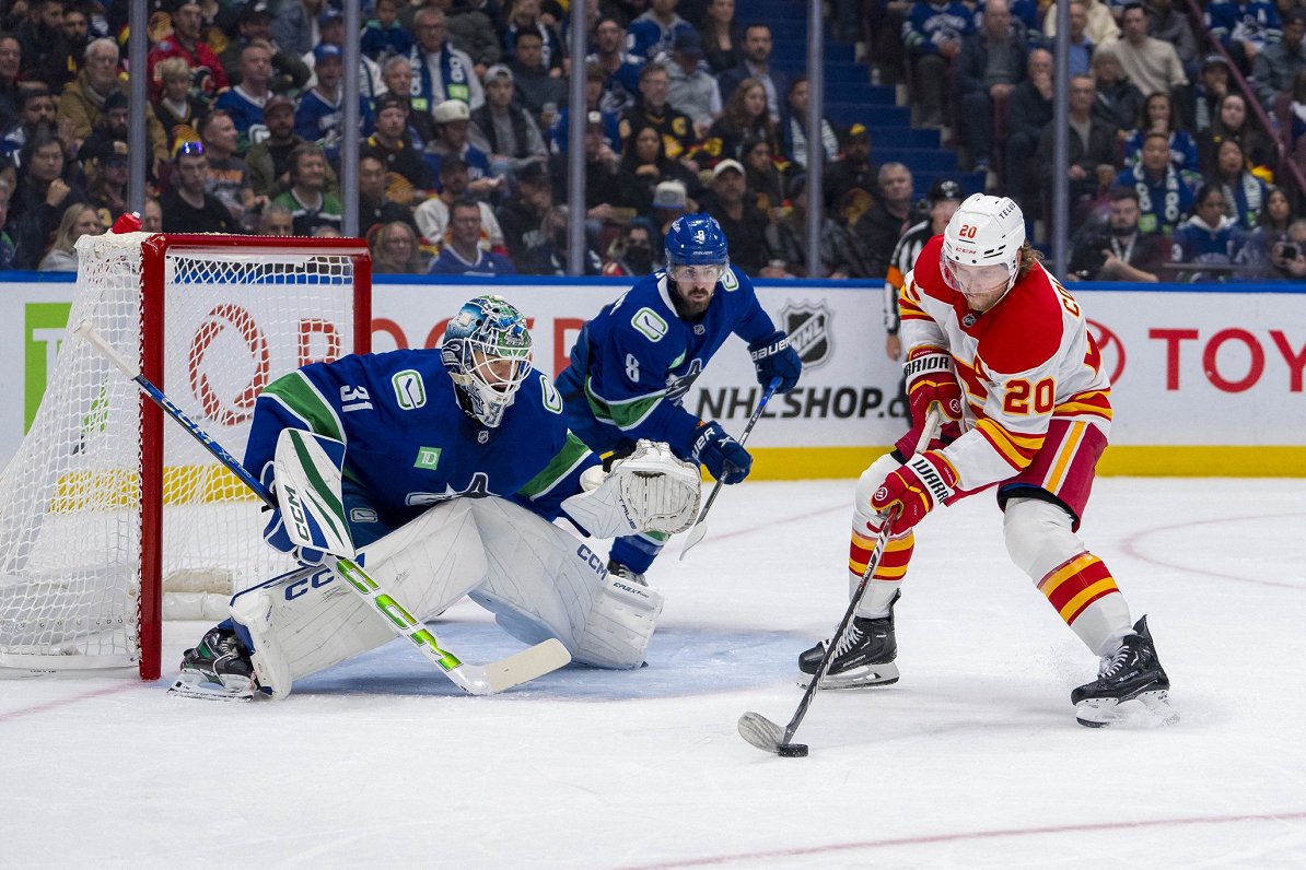 Artūrs Šilovs Vankūveras &quot;Canucks&quot; vārtos spēlē pret Kalgari &quot;Flames&quot;