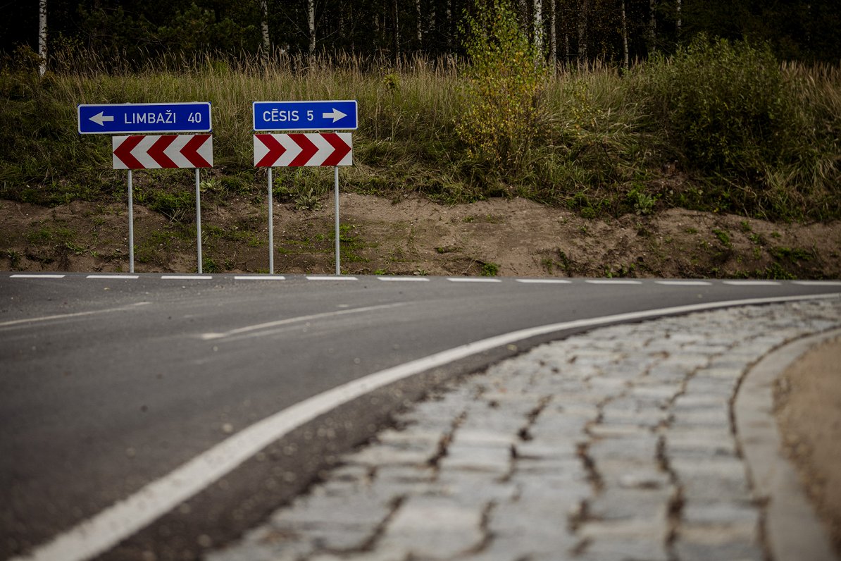 FOTO: Auciemā svinīgi atklāts pārbūvētais ceļa posms no Stalbes līdz Cēsīm