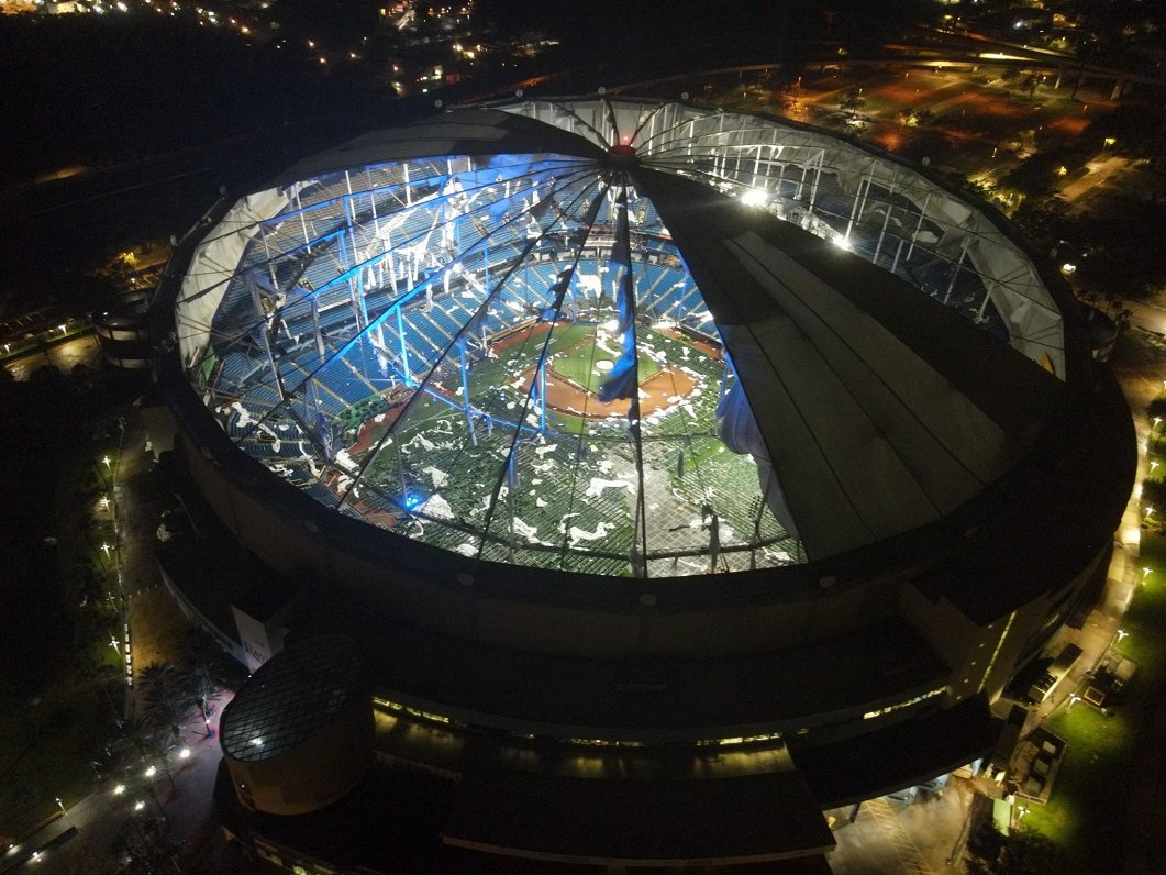 Floridā viesuļvētra «Miltons» norāvusi milzu stadiona &quot;Tropicana Field&quot; jumtu