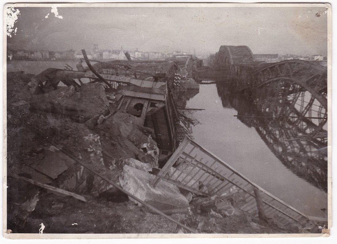 Vācijas Bruņoto spēku 1944. gada 13. oktobra pulksten 01:44 uzspridzinātie Rīgas tilti.