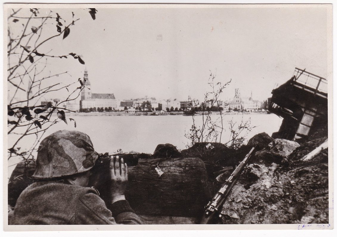 Vācijas Bruņoto spēku karavīrs Pārdaugavā 1944. gada oktobra vidus.