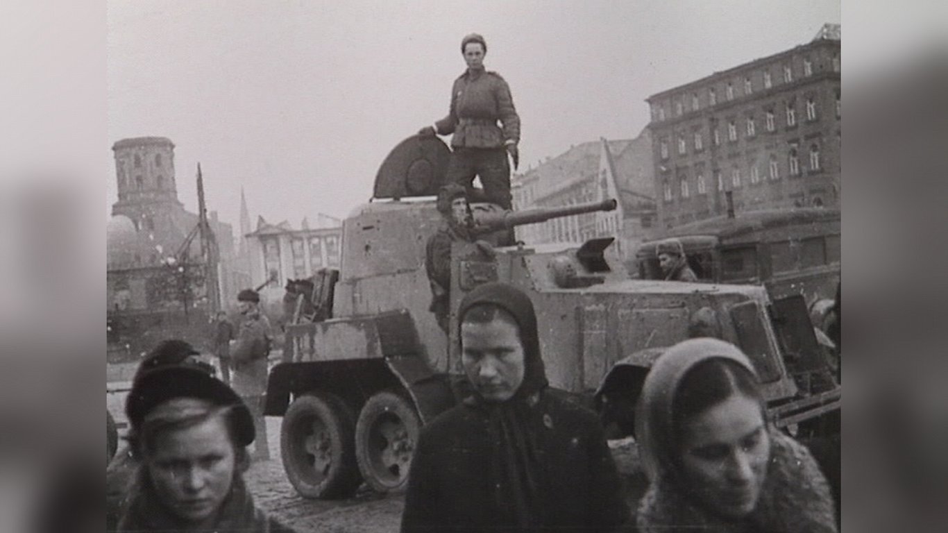 Sarkanās armijas karavīri Rīgas ielās 1944. gada beigās.