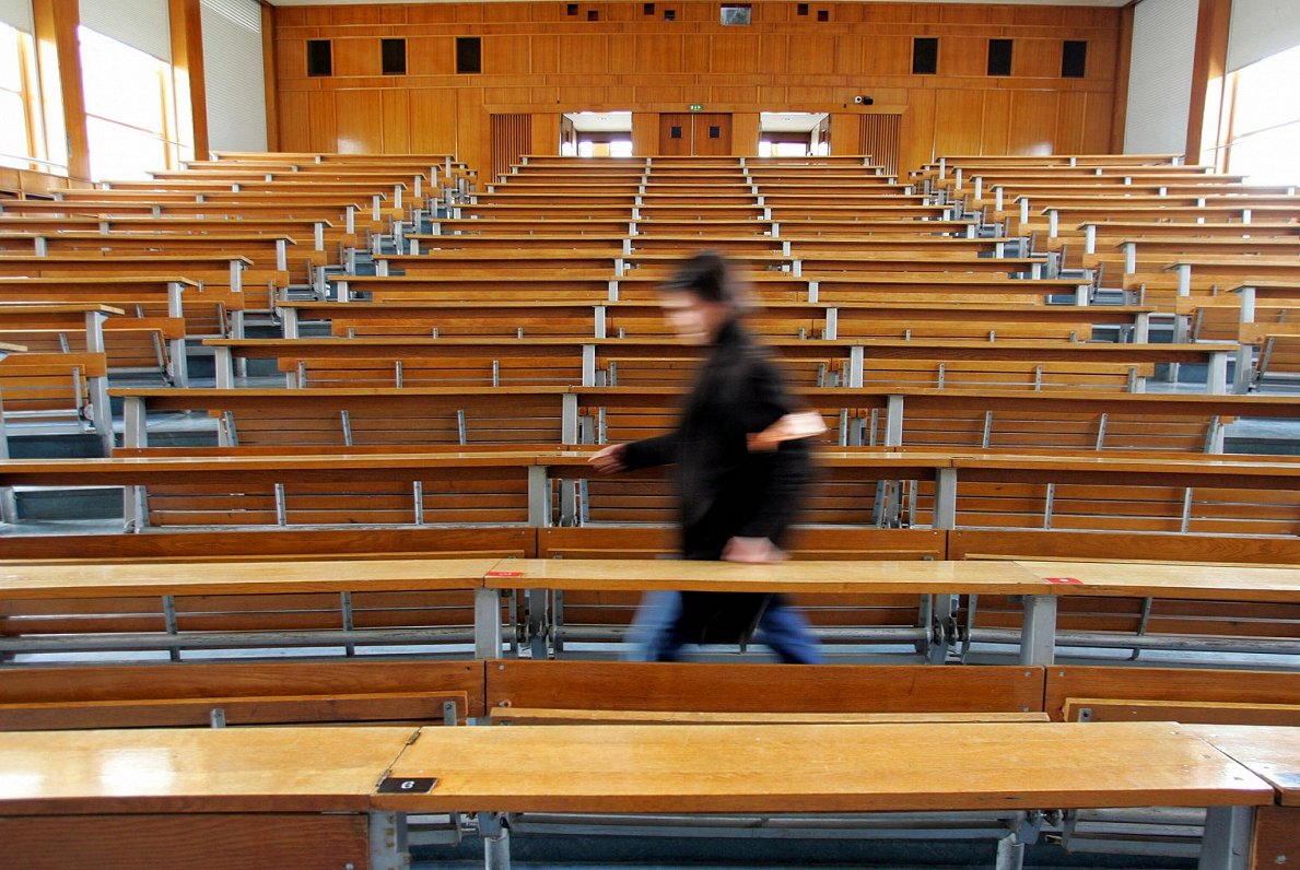 Bordo universitātes lekciju auditorijas zāle.