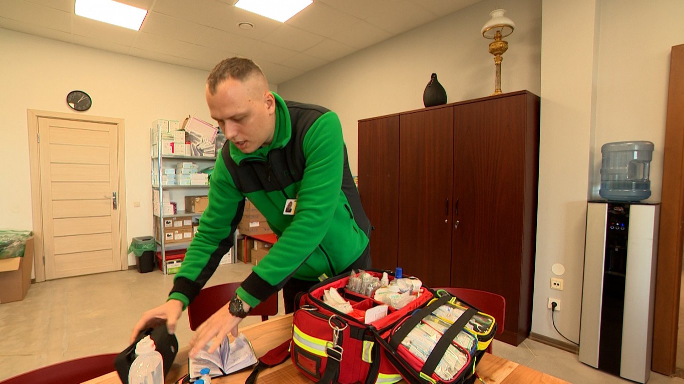 Paliatīvo aprūpi daļa pacientu mājās saņem vien dažas dienas pirms nāves. Kādi vēl klupšanas akmeņi?