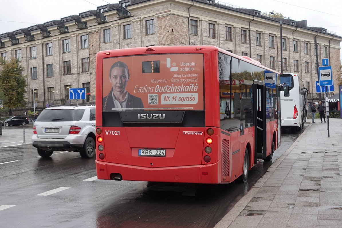 Politiskā spēka &quot;Liberāļu kustība&quot; reklāma uz autobusa Lietuvas galvaspilsētā Viļņā