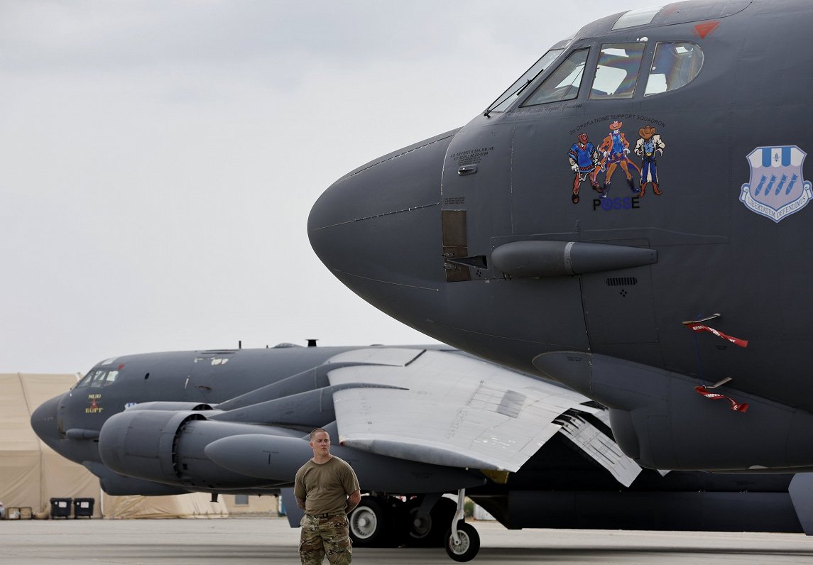 Американские бомбардировщики  B-52H Stratofortress , способные нести ядерное вооружение. Иллюстратив...