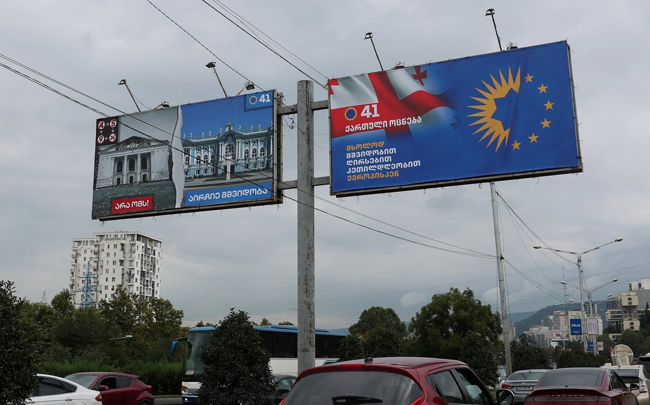 Politisko spēku reklāmas plakāti Gruzijas galvaspilsētā Tbilisi