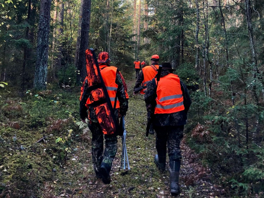 Mednieki dzinējmedību laikā. Attēls ilustratīvs.