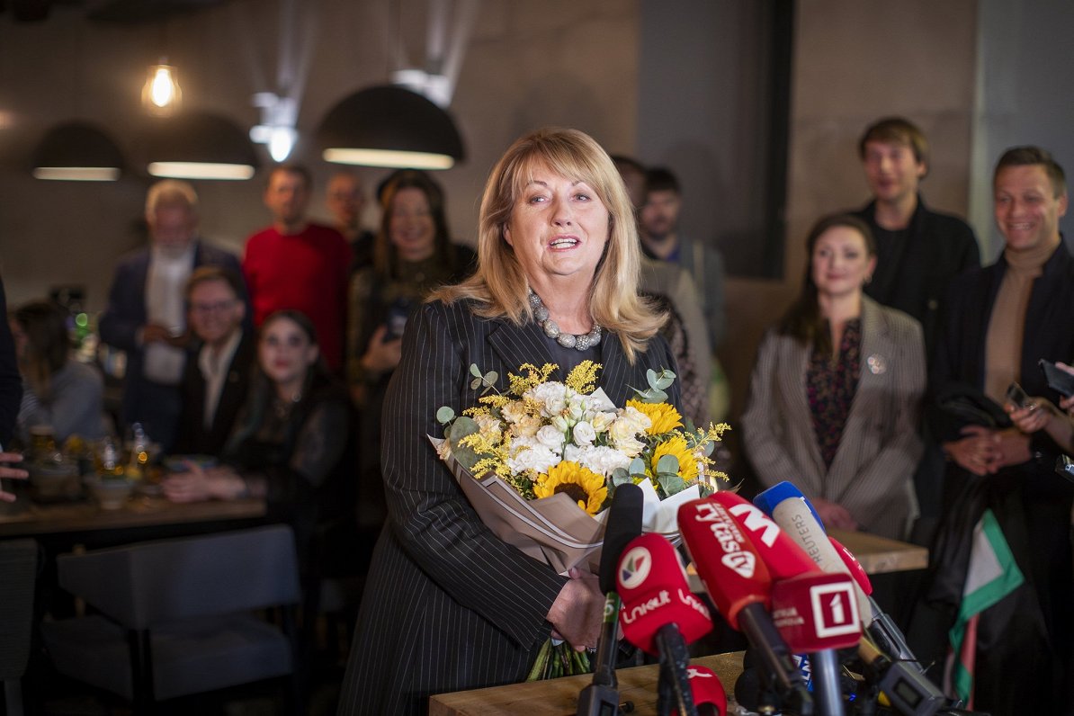 Sociāldemokrātu līdere Vilija Blinkevičūte un partijas biedri svin panākumus Lietuvas vēlēšanās.