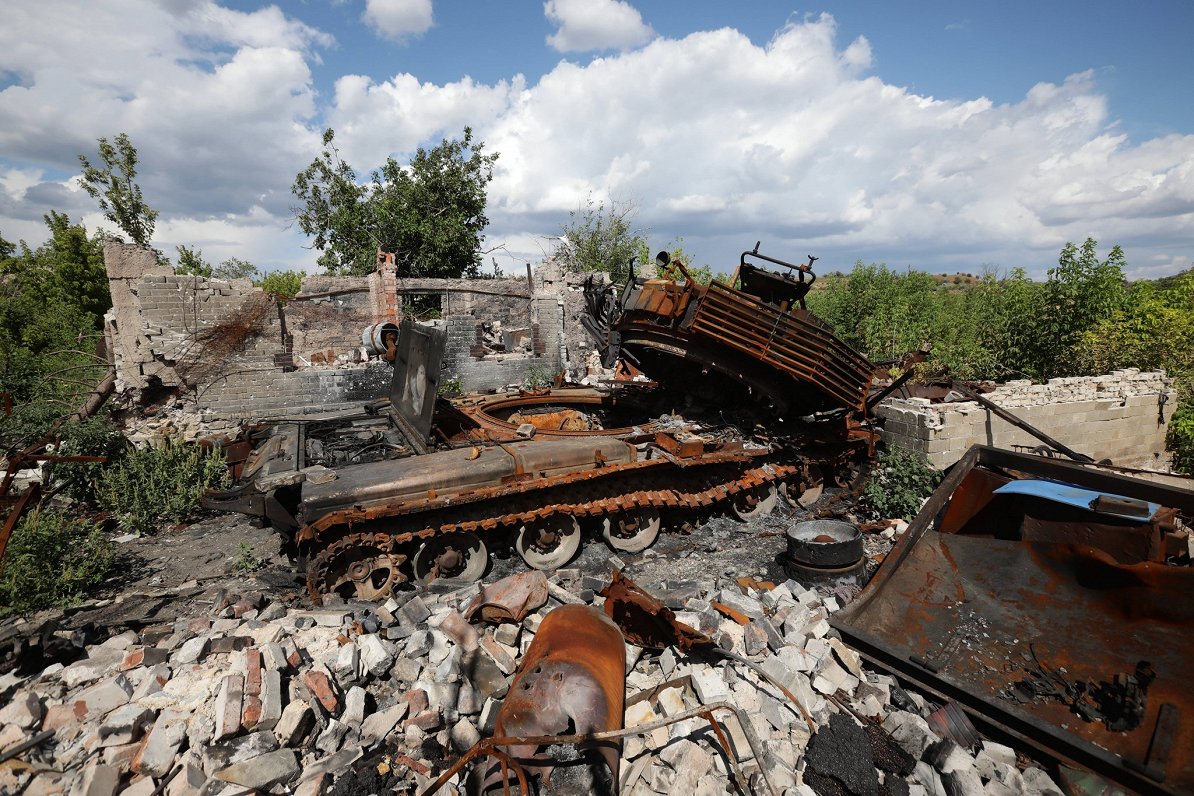 Apšaudēs un triecienos iznīcināts tanks Toreckā, Ukrainā