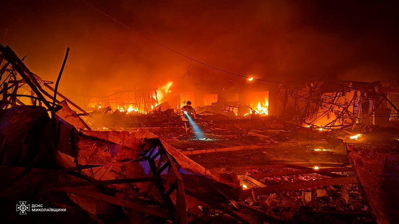 Пожар после ракетного удара. Украина, Николаев. 15.10.2024