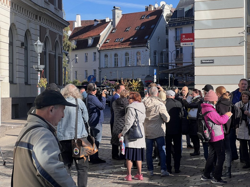 Пикет против демонтажа памятников в Риге. 16.10.2024.