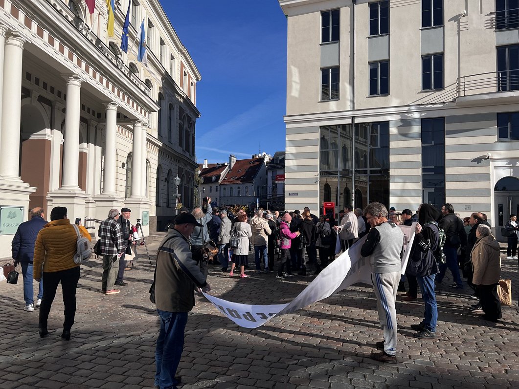 Пикет против демонтажа памятников в Риге. 16.10.2024.