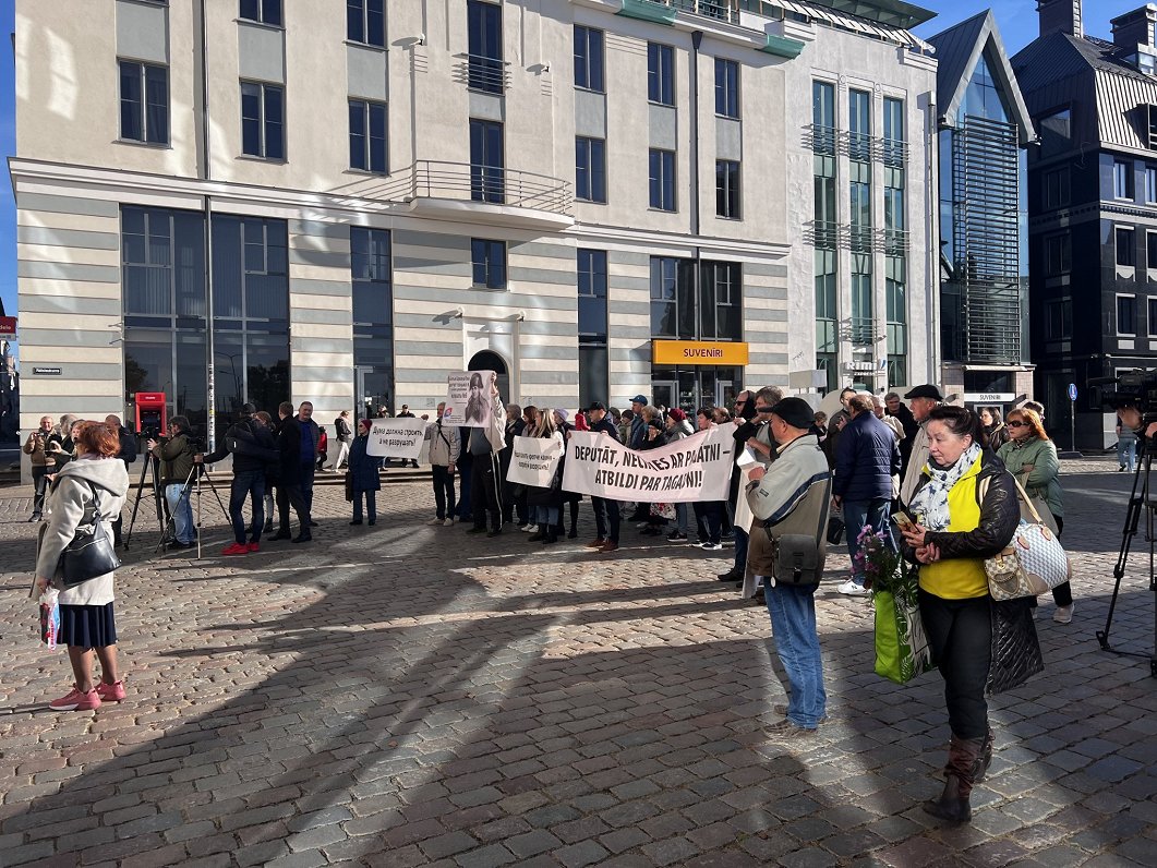 Пикет против демонтажа памятников в Риге. 16.10.2024.