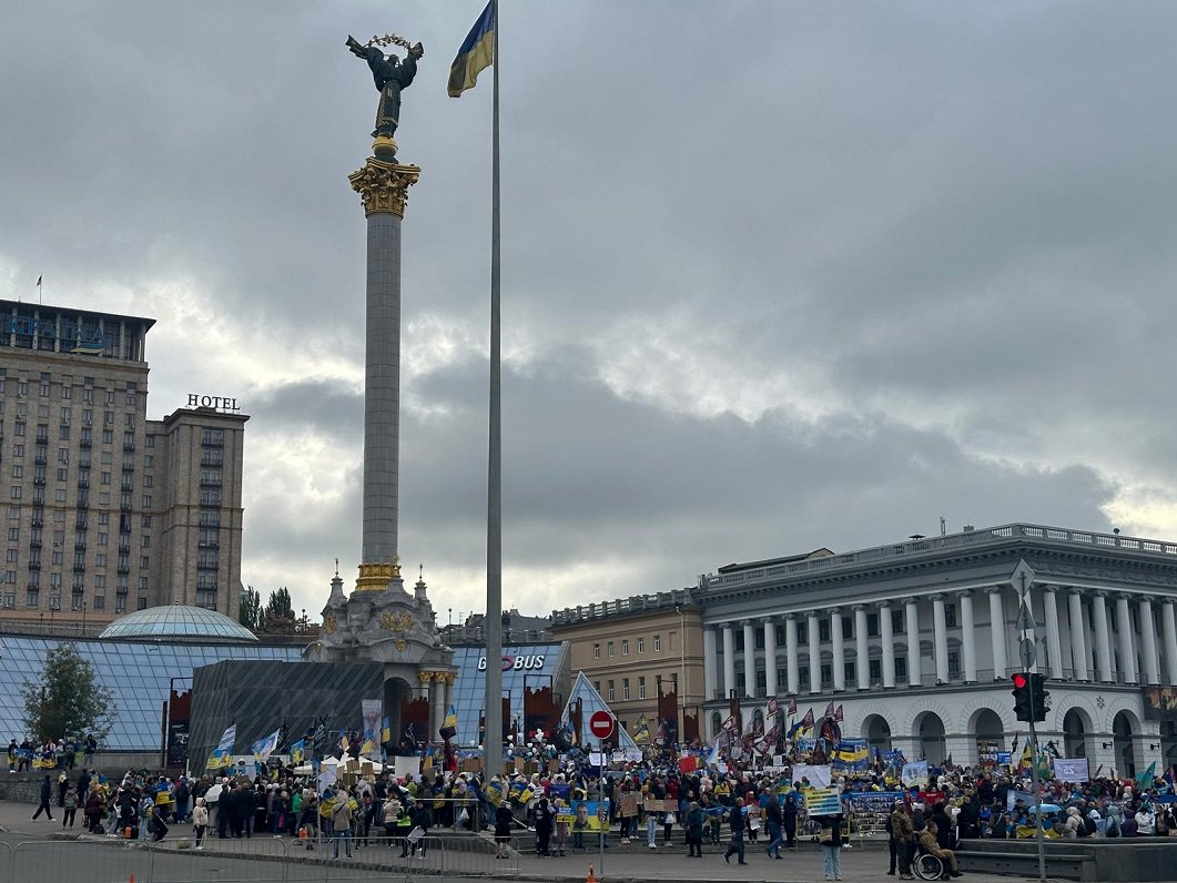 Ukrainas galvaspilsētas Kijivas centrā sanākuši bojāgājušo vai bezvēsts pazudušo karavīru tuvinieki