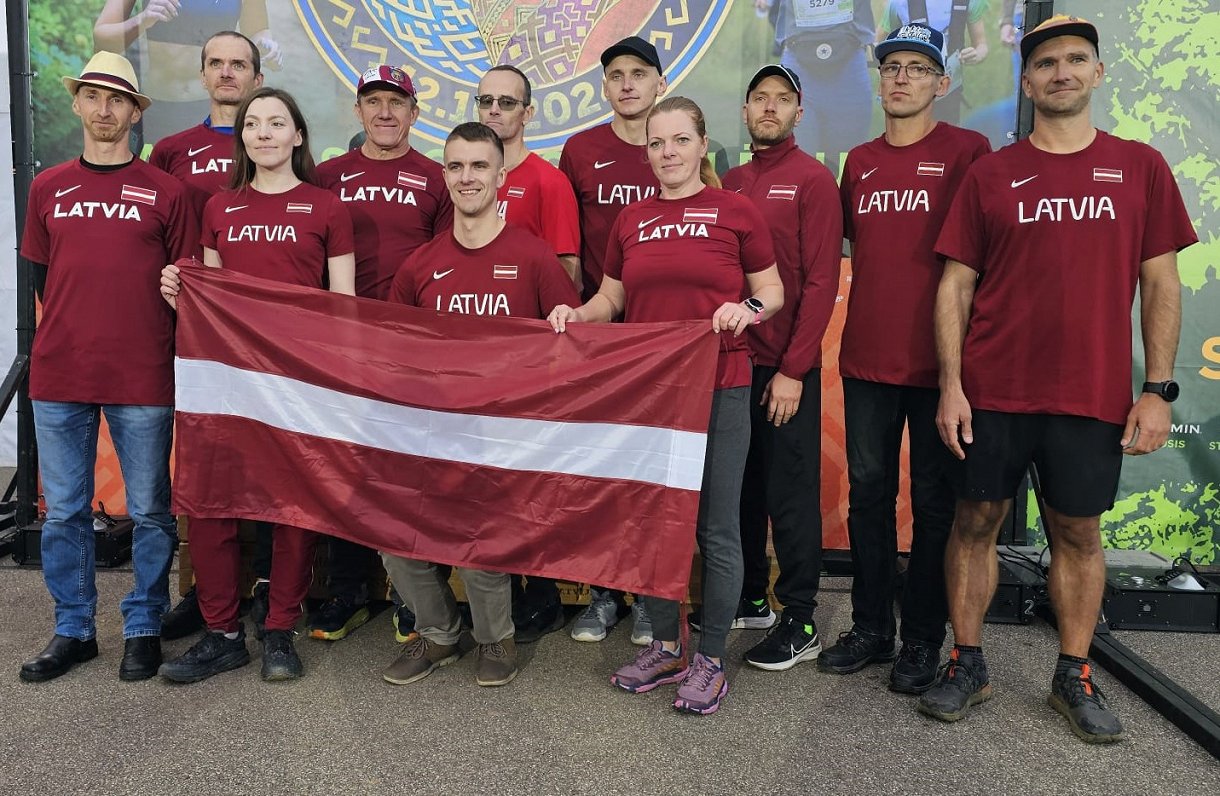 Latvijas komanda pirms starta &quot;Backyard Ultra&quot; čempionātā