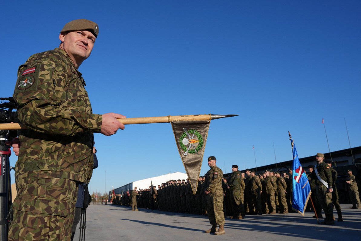 Svinīgā ceremonijā apstiprināta NATO daudznacionālās kaujas grupas Latvijā komandpakļautības maiņa