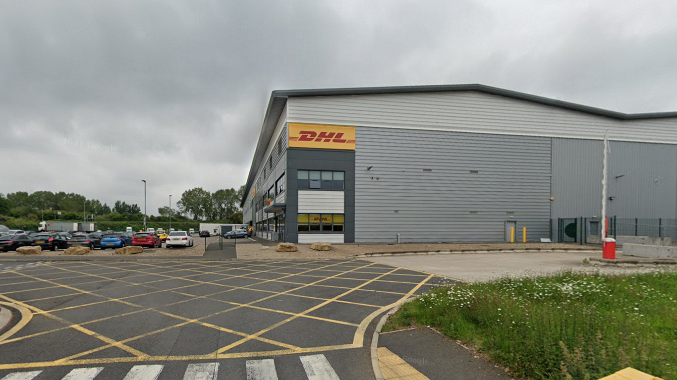 Loģistikas uzņēmuma DHL noliktava netālu no Birmingemas, Anglijā.