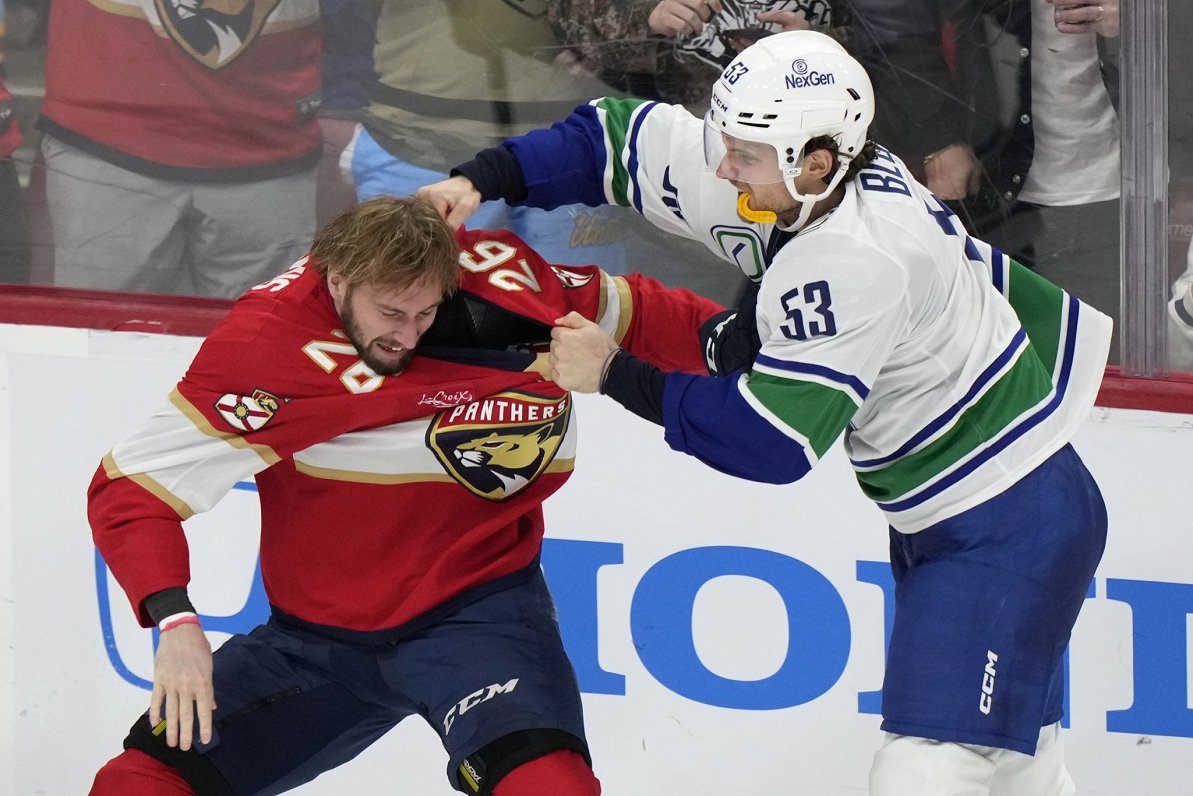 Latviešu hokejistu NHL derbijā Bļugers gūst vārtus «Canucks» uzvarā pār Balinska «Panthers»