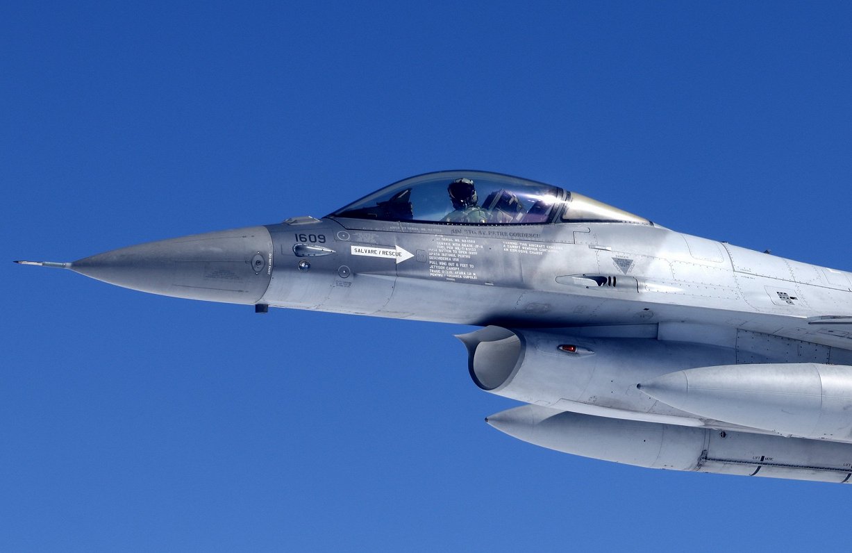 Iznīcinātājs F-16 darbībā.