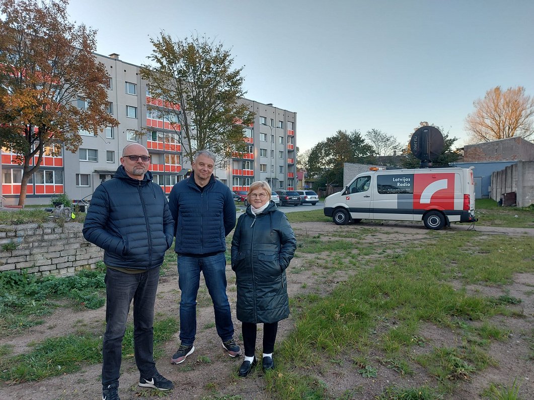 Arnis Semuškins (no kreisās), Elvis Jansons un Dzintra Lūsēna.