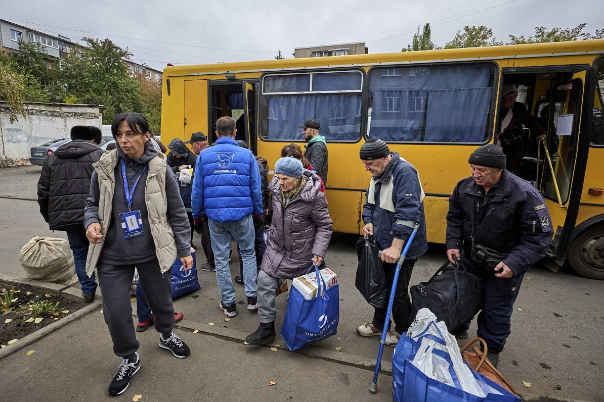 Evakuācijas autobuss ar civiliedzīvotājiem ierodas Harkivā.