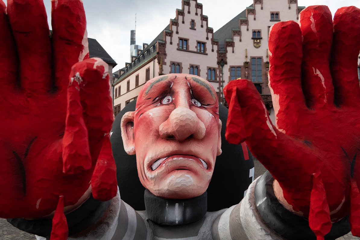 Krievijas vadoņa Vladimira Putina tēls demonstrācijā pret karu Ukrainā Vācijas pilsētā Frankfurtē