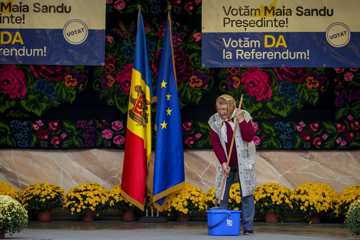 Apkopēja mazgā skatuvi pirms Sandu mītiņa, 17.10.2042