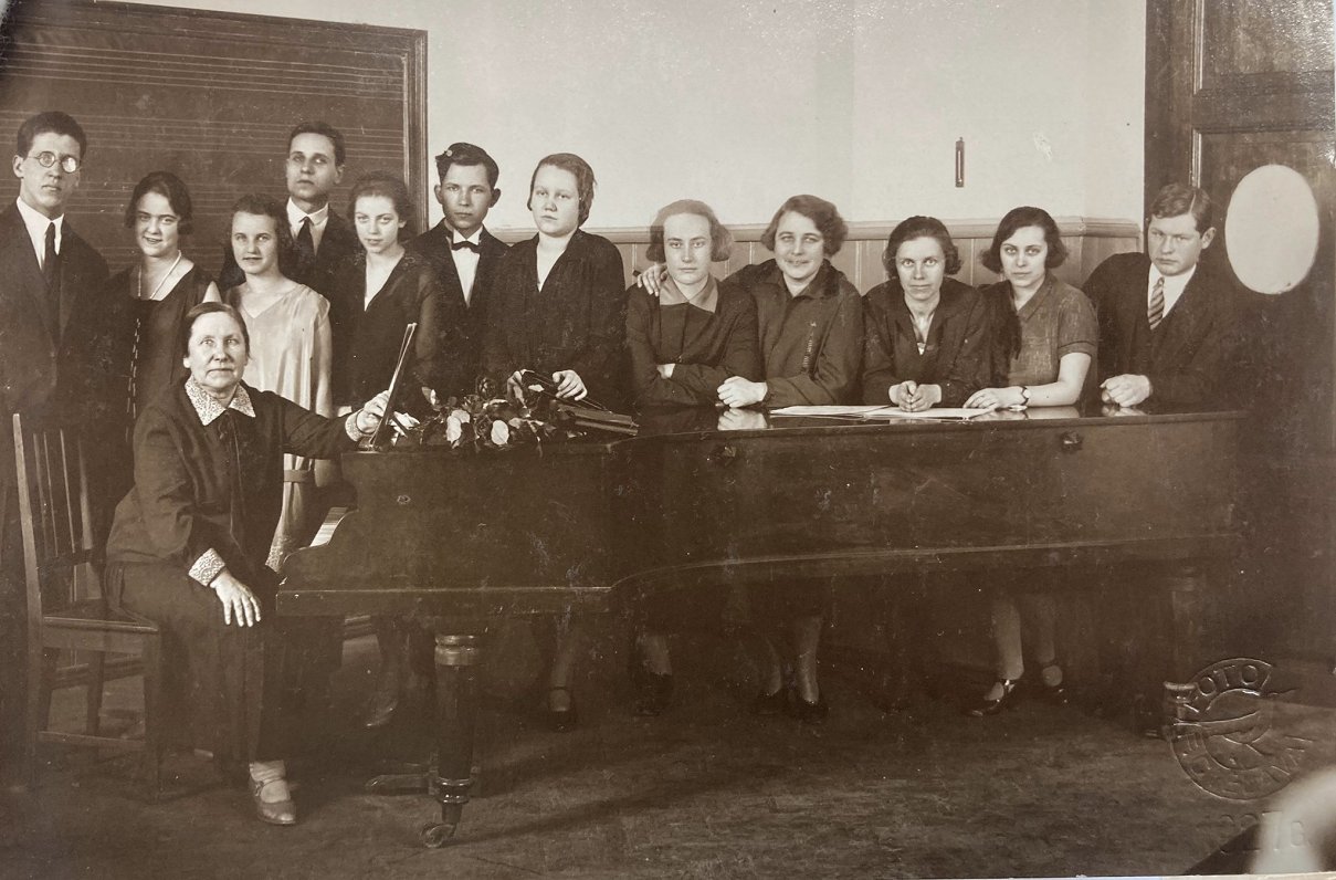 Latvijas Konservatorijas profesores Marijas Gubenes harmonijas klase 1927. gada maijā