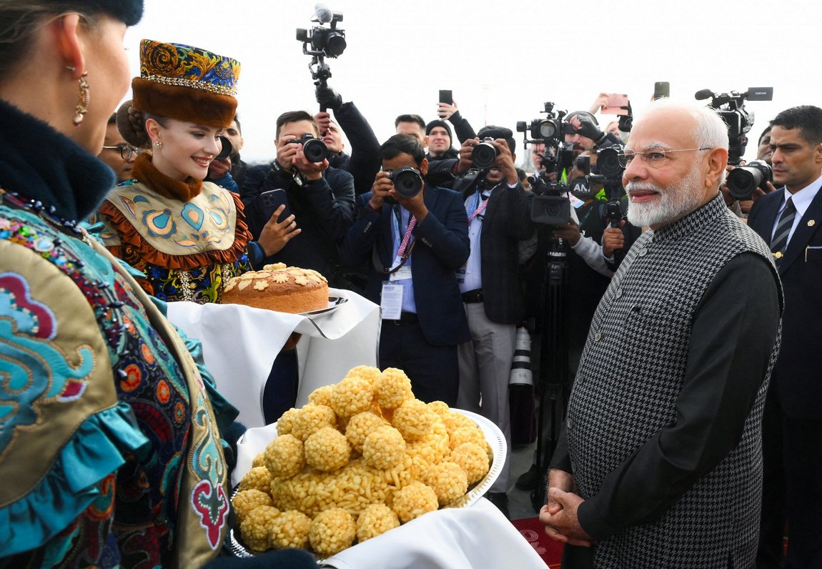 Kazaņas lidostā ar sālsmaizi tiek sagaidīts Indijas premjers Narendra Modi, kurš ieradies uz BRICS v...