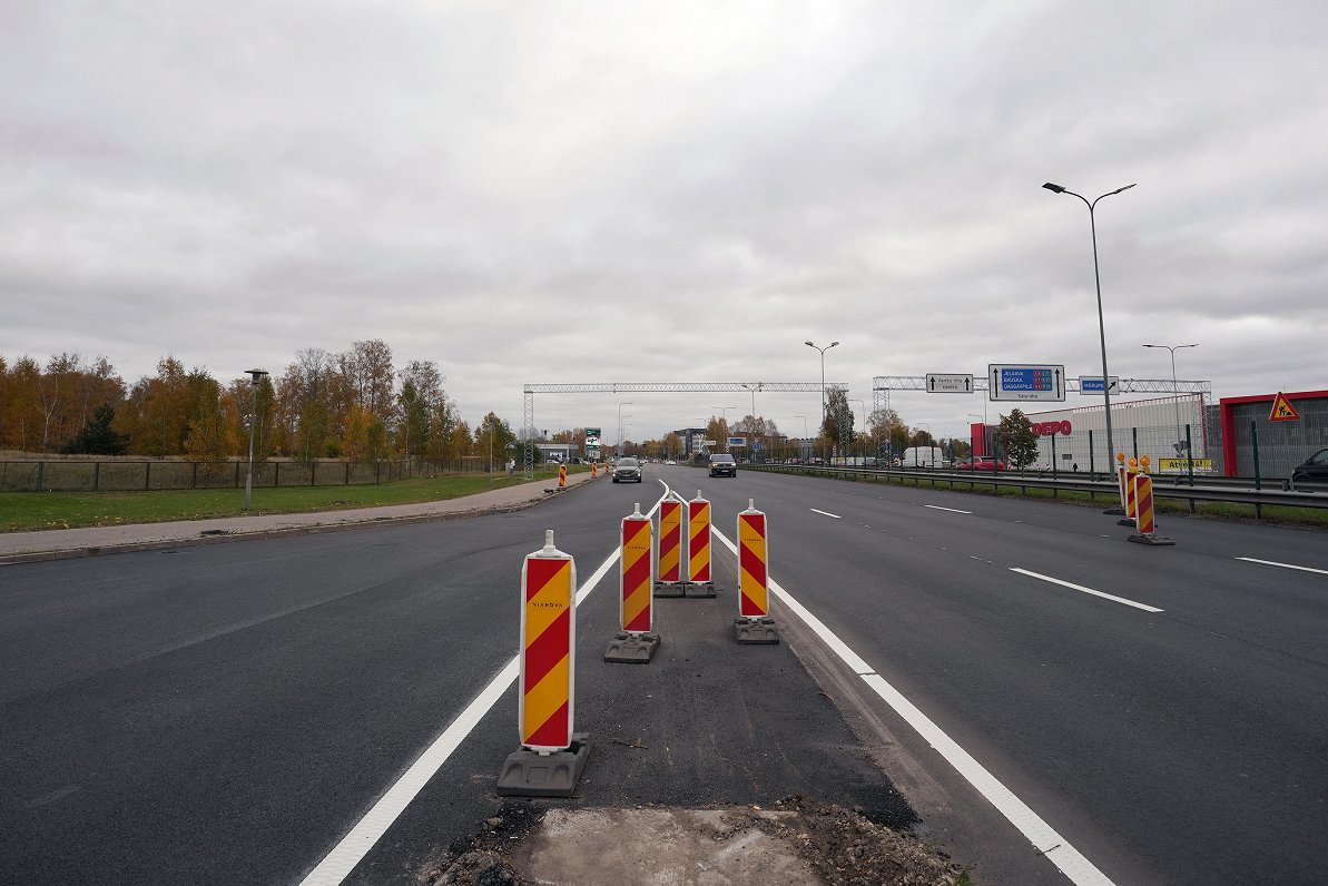 Kārļa Ulmaņa gatves posms pēc atjaunošanas darbiem.