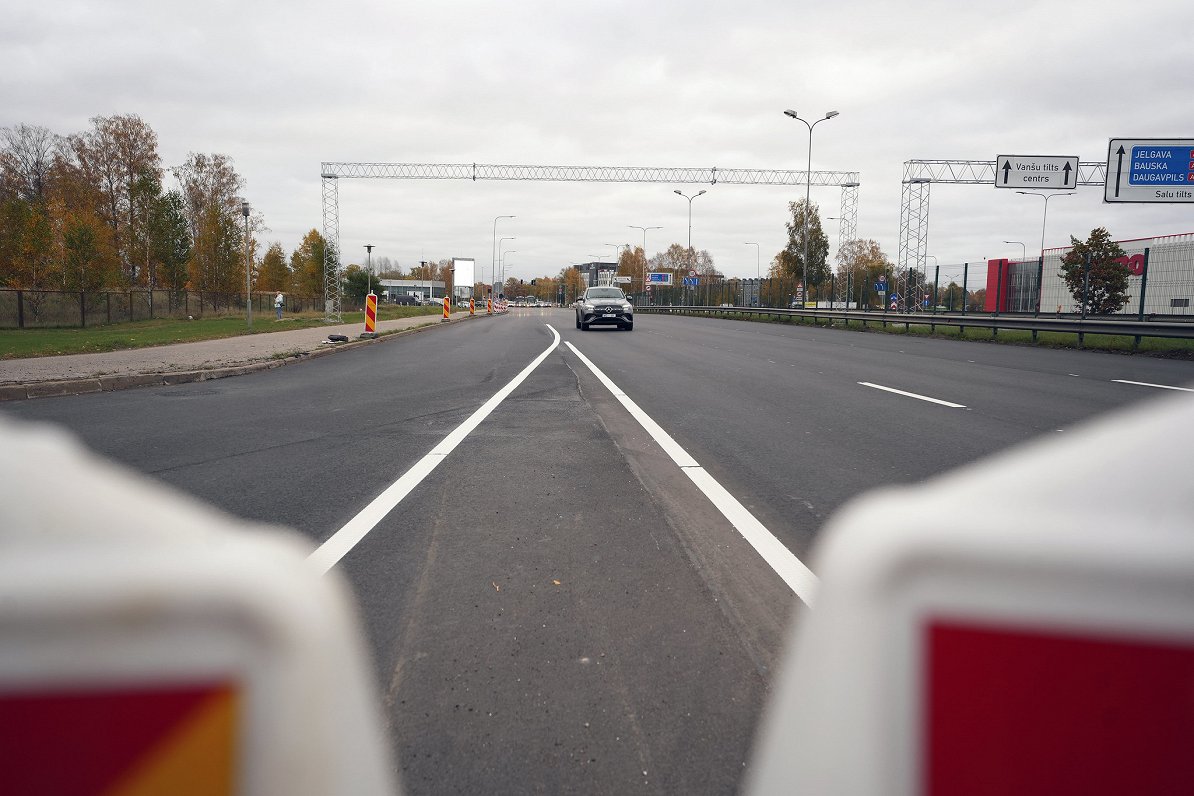 Kārļa Ulmaņa gatves posms pēc atjaunošanas darbiem.