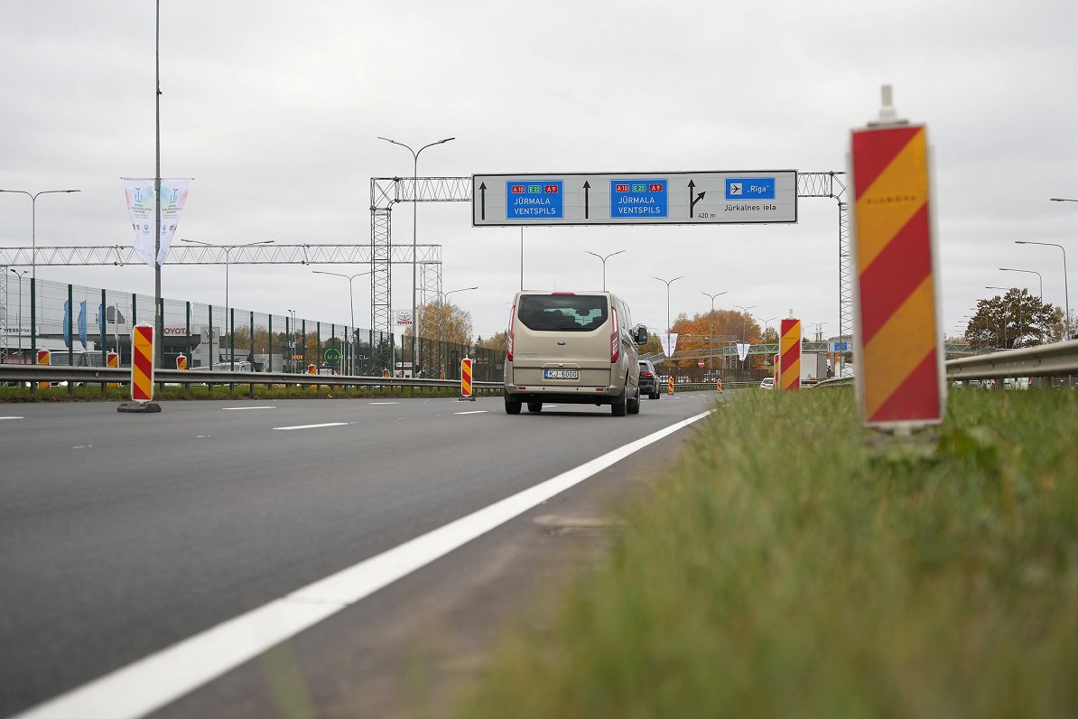 Kārļa Ulmaņa gatves posms pēc atjaunošanas darbiem.