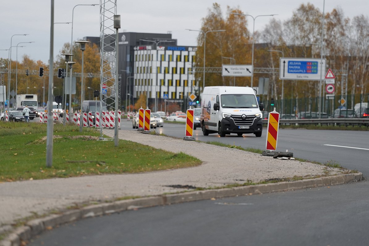 Kārļa Ulmaņa gatves posms pēc atjaunošanas darbiem.