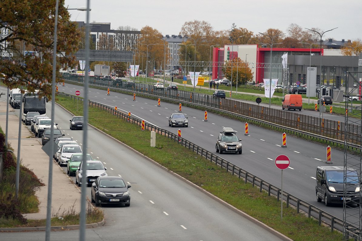 Kārļa Ulmaņa gatves posms pēc atjaunošanas darbiem.