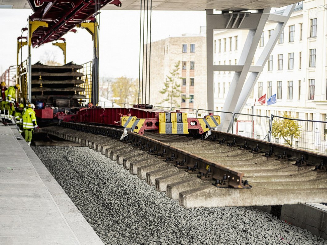 Rīgas Centrālajā stacijā ieklāj sliežu posmus.