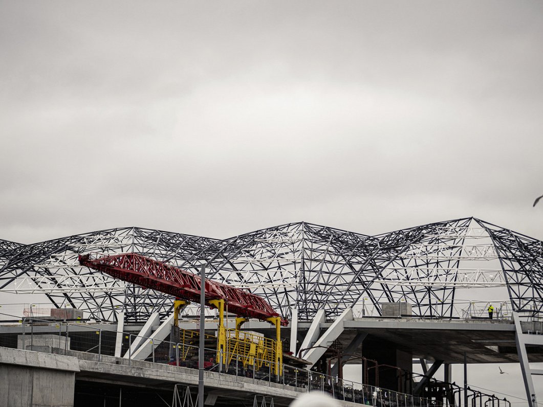 Rīgas Centrālajā stacijā ieklāj sliežu posmus.