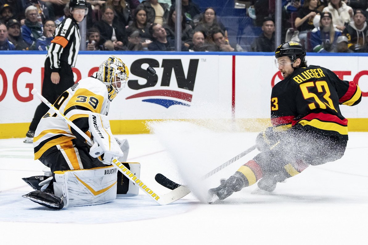 Teodors Bļugers Vankūveras &quot;Canucks&quot; spēlē pret Pitsburgas &quot;Penguins&quot;