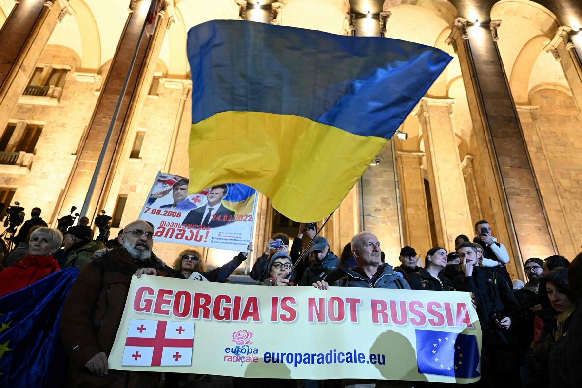 Cilvēki Gruzijas galvaspilsētā Tbilisi protestē, pieprasot jaunas ārkārtas vēlēšanas