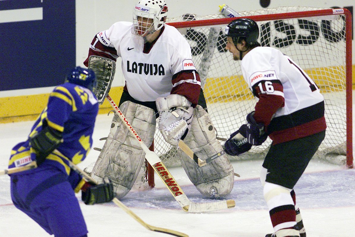 Sergejs Žoltoks (pa labi) un Artūrs Irbe vārtos Latvijas izlases spēlē 2001. gada pasaules čempionāt...