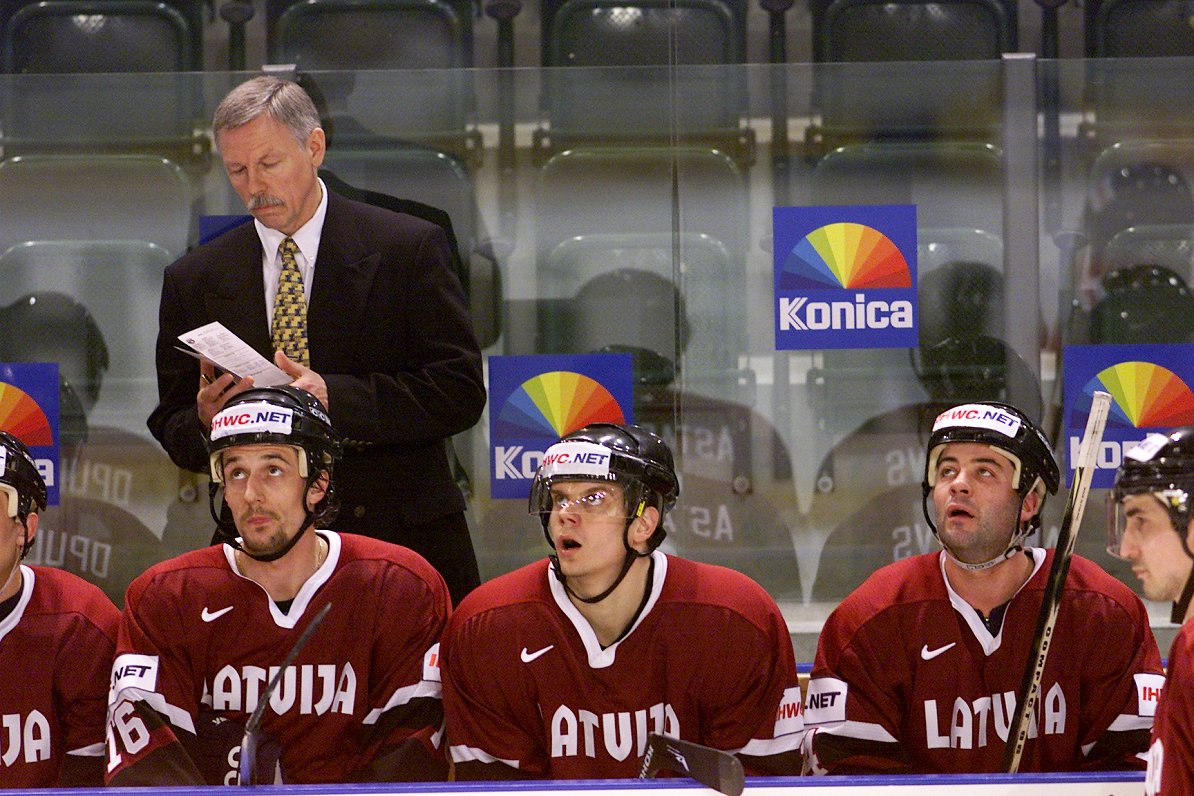 Sergejs Žoltoks (apakšā pa kreisi) un Latvijas izlases treneris Haralds Vasiļjevs 2001. gada pasaule...