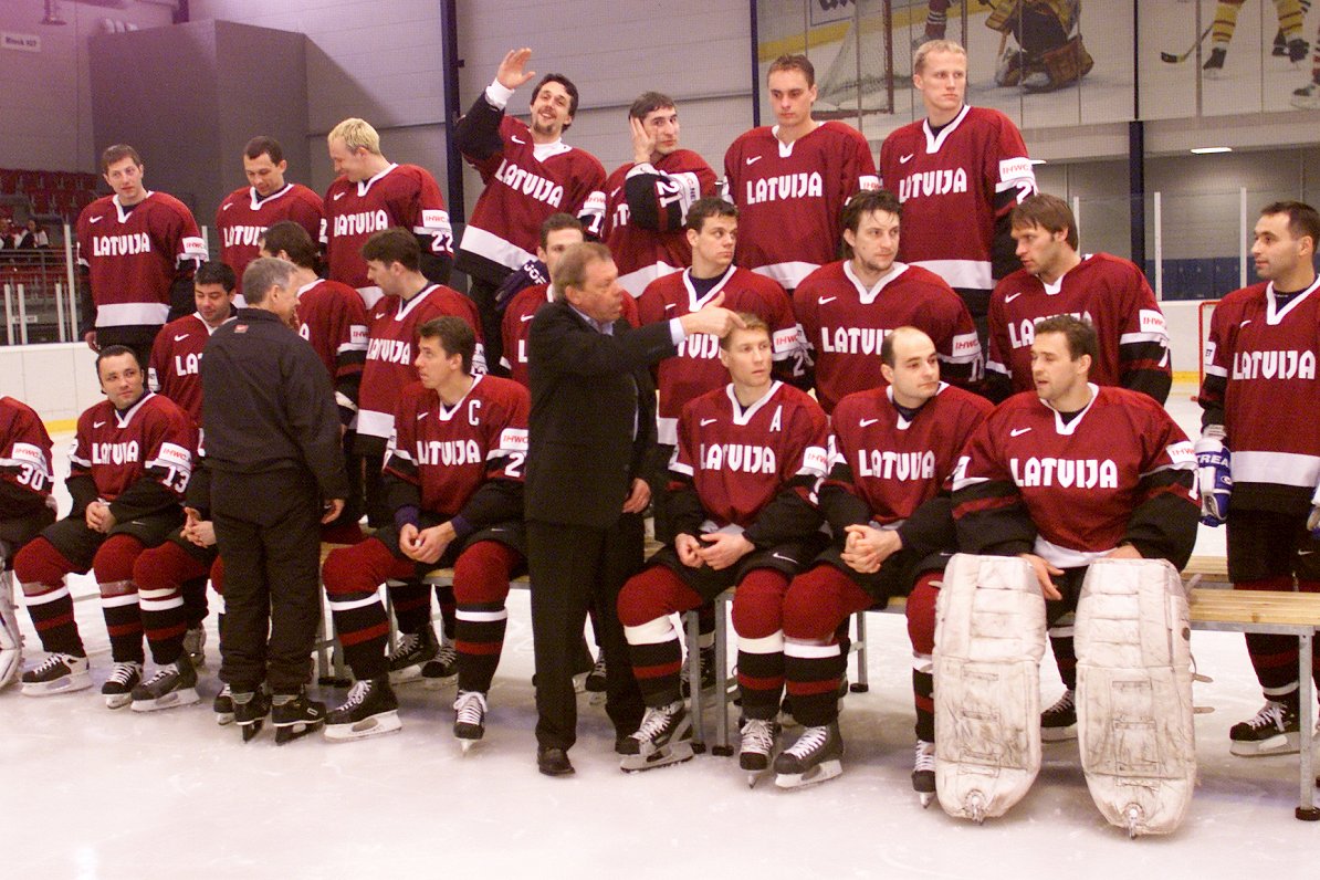 Sergejs Žoltoks (vidējais augšējā rindā) Latvijas izlases kopbildē 2001. gada pasaules čempionātā